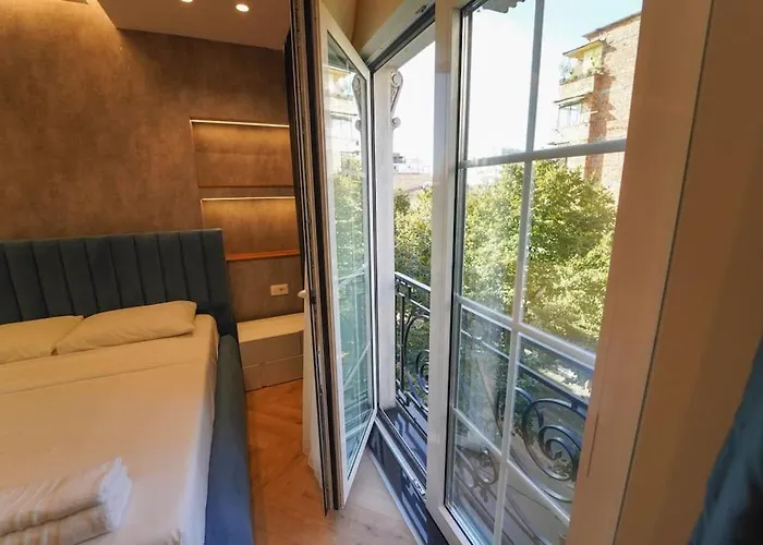 2 Steps From Center 3 4 * 地拉那