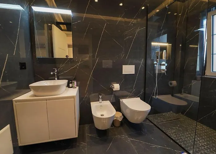 2 Steps From Center 3 4 * 地拉那